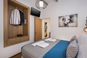 Postel nebo postele na pokoji v ubytování Evlimeni Suites
