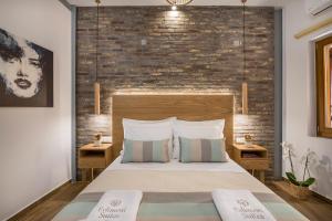 Postel nebo postele na pokoji v ubytování Evlimeni Suites