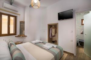 Postel nebo postele na pokoji v ubytování Evlimeni Suites