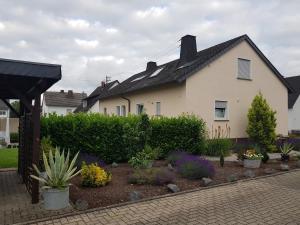 una casa con muchas plantas en un patio en Ferienwohnung Hedi, en Mertloch