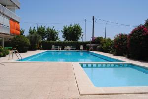 uma piscina no meio de um edifício em Apartamento Maraka Playa Castelldefels em Castelldefels