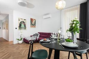 un soggiorno con tavolo e divano di Moss Apartment a Cracovia