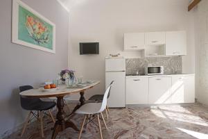Kuchyň nebo kuchyňský kout v ubytování Ciraccio Apartments