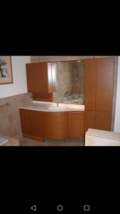 uma casa de banho com um lavatório e uma banheira em Isabel em Crotone