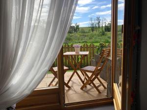 eine Terrasse mit einem Tisch und Stühlen auf dem Balkon in der Unterkunft Cubryna in Zakopane