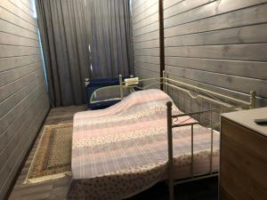 Habitación pequeña con cama en una habitación con encimera en Apartamenty u moria, en Karolino-Buhaz