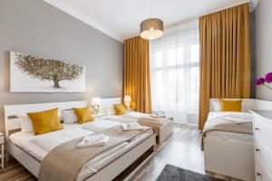 1 Schlafzimmer mit 2 Betten und gelben Vorhängen in der Unterkunft Dilo Apartments - MyGold Apartment 120 SQM in Berlin