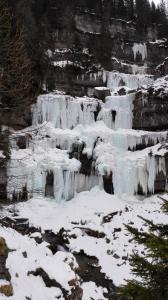 un montón de formaciones de hielo con nieve en ellas en Residenza Caola Sant'Antonio Mavignola, en Madonna di Campiglio