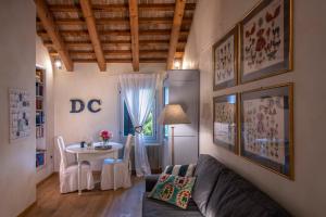 a living room with a couch and a table at Dimora di Campagna in Casale sul Sile