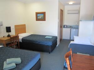 En eller flere senge i et værelse på Snowgum Motel