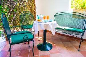 un tavolo con due sedie e due bicchieri sopra di Sunset Baia Verde Home a Gallipoli