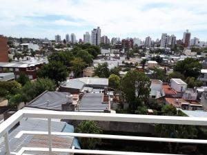 Blick auf eine Stadt vom Dach eines Gebäudes in der Unterkunft Altos del Sur in Santa Fe