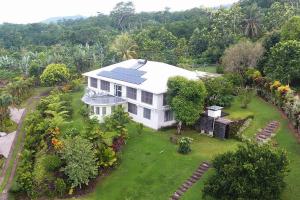 una vista aérea de una casa con paneles solares en Samoan Highland Hideaway en Siusega