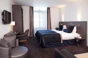 um quarto de hotel com uma cama e uma televisão em Best Western Blois Château em Blois