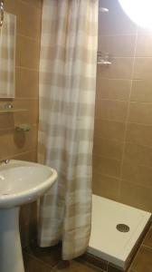 Ένα μπάνιο στο Low budget room with King Size bed