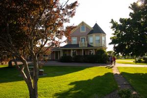 2 personnes marchant devant une maison dans l'établissement Silverwood Motel, à Cavendish