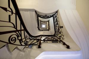 uma escada em preto e branco com um lavatório em 50 SUITE Relais&Relax em Nápoles