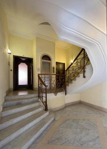 łuk w budynku ze schodami i aoyer w obiekcie 50 SUITE Relais&Relax w mieście Napoli
