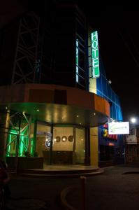 ein Gebäude mit einem Neonschild davor in der Unterkunft Gess Hotel in Paramaribo