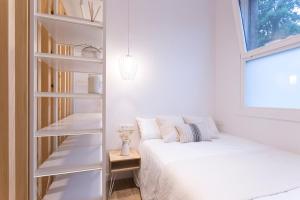 1 dormitorio con cama y estante para libros en GETARIA APARTAMENTUAK - Sahatsaga en Getaria