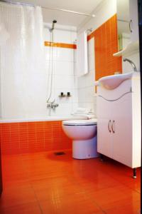 uma casa de banho com um WC, um chuveiro e um lavatório. em A Niko's Place em Heraclião