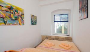 Habitación pequeña con cama y ventana en Apartment Pere en Trogir