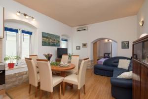 sala de estar con mesa y sofá azul en Apartment Pere en Trogir
