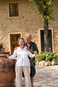 un hombre y una mujer parados frente a un edificio en Agriturismo Il Castagnolino, en San Gimignano