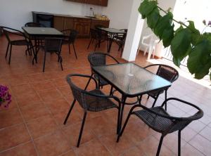 un grupo de mesas y sillas en una habitación en Apartmani Dado, en Ulcinj