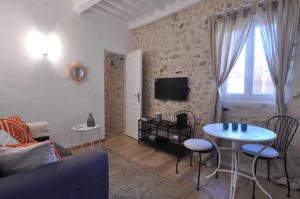 アンティーブにあるBeautiful one-bedroom apartment -StayInAntibes - Picasso 2のリビングルーム(ソファ、テーブル付)