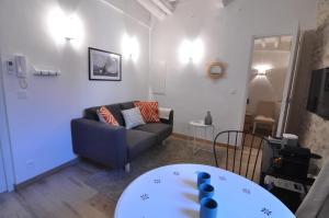 アンティーブにあるBeautiful one-bedroom apartment -StayInAntibes - Picasso 2のリビングルーム(ソファ、テーブル付)