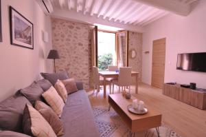 ein Wohnzimmer mit einem Sofa und einem Tisch in der Unterkunft Superb one-bedroom apartment - StayInAntibes- Picasso 1 in Antibes