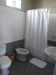 un baño con inodoro y lavabo en Casa del Mar, en Montevideo 40 fotos más