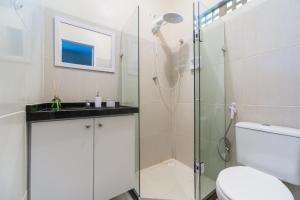 Un baño con ducha, inodoro y lavabo. en Casa Azul Home Stay, en Porto de Galinhas 29 fotos más