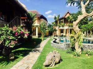 an elephant statue in the yard of a house at Sun Suko Boutique Resort & Yoga Retreat in Pemuteran