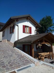 ein Haus mit einem Picknicktisch davor in der Unterkunft Regensburgerhof in Castello Tesino