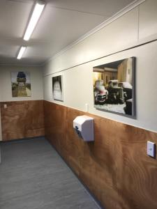 une salle d'attente avec un mur avec deux photos dans l'établissement Tongariro Holiday Park, à Parc national