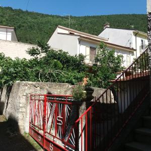 un cancello rosso davanti a una casa di Casa Fermina a 5 minuti da Sulmona a Introdacqua