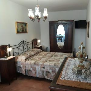 una camera con un grande letto e un tavolo di Casa Fermina a 5 minuti da Sulmona a Introdacqua
