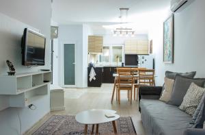 TV a/nebo společenská místnost v ubytování Cozy Apartment in the very centre of Sofia