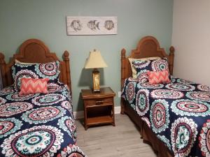 Una cama o camas en una habitación de 2BR/1BA Vacation Rental - Sienna Park 19 fotos más