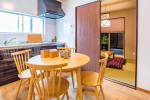 Η κουζίνα ή μικρή κουζίνα στο Bijou Suites Musubi +38 φωτογραφίες