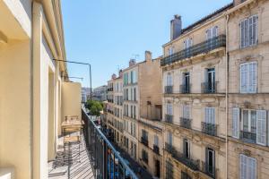 マルセイユにあるconfortable appartement prado castellaneの市街の建物のバルコニーからの眺め