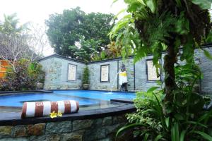 Bazén v ubytování Loka Sari Guest House and Spa nebo v jeho okolí