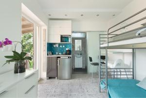 ハイドゥソボスローにあるSunrise Apartmentのベッドルーム1室(二段ベッド1組付)、キッチンが備わります。