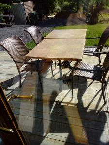 - une table de pique-nique en bois avec 2 chaises dans l'établissement The Roots, à Marcouray