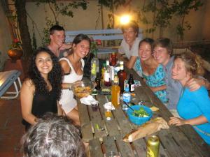 eine Gruppe von Menschen, die um einen Holztisch sitzen in der Unterkunft La Petite Auberge de Saint-Sernin in Toulouse