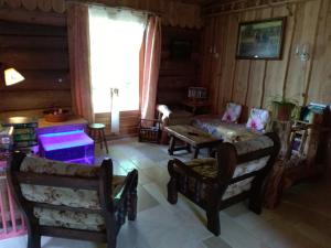 een woonkamer met een bank en een tafel bij La Fuste des Garceaux in Orconte