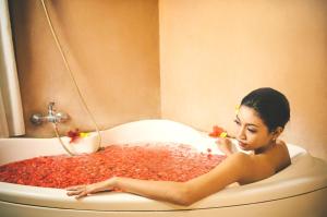a woman sitting in a bath tub filled withdust at Sri Phala Resort & Villa in Sanur
