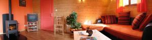 TV a/nebo společenská místnost v ubytování 8 Chalets - Les Lodges du Hérisson - à 1500m des cascades
